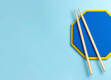 Mavi arka planda bagetler ve eğitim paspası. Metin için şablon kopyalama alanı