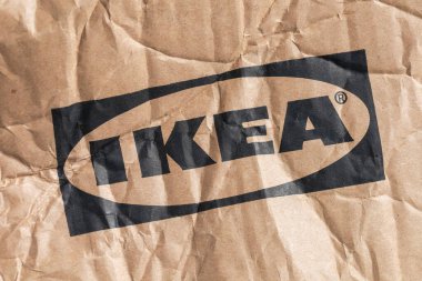 KIEV, UKRAINE - 4 Mayıs 2021: Buruşuk ambalaj kartonunda IKEA logosu. Şirkette sorunlar var.
