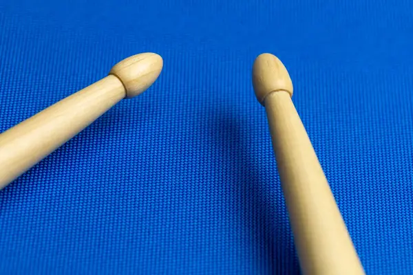Bastoncini di tamburo su sfondo blu — Foto Stock