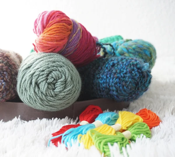 Bolas de lana en alfombra acogedora —  Fotos de Stock