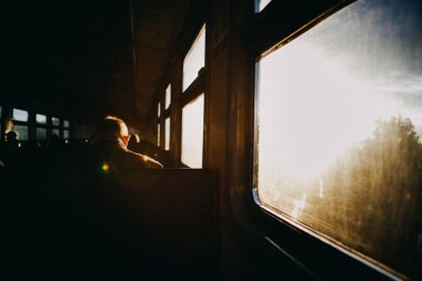 Neredeyse boş bir tren vagonunun vitrininde şafak sökerken