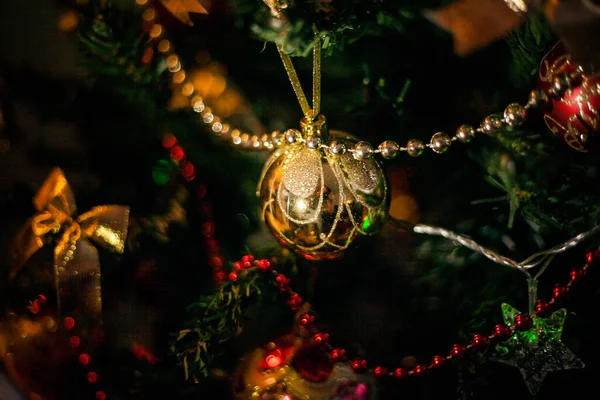 Kerstboom Versierd Met Speelgoed Traditionele Rode Gouden Kleur Lichtgevende Kerstslinger — Stockfoto