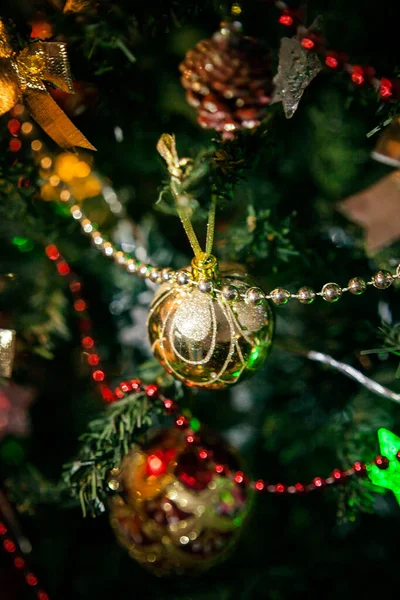 Kerstboom Versierd Met Speelgoed Traditionele Rode Gouden Kleur Lichtgevende Kerstslinger — Stockfoto