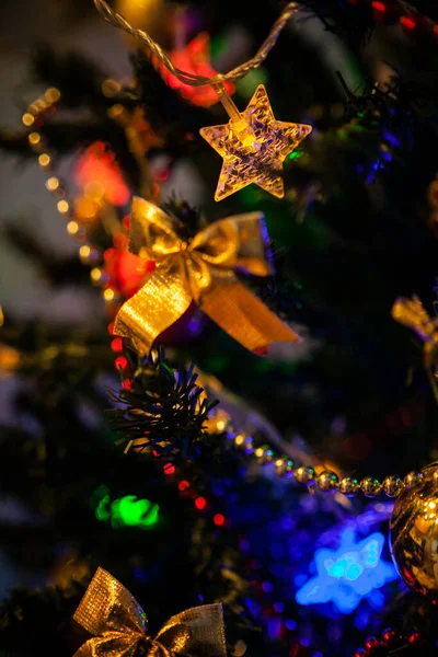 Kerstboom Versierd Met Speelgoed Traditionele Rode Gouden Kleur Lichtgevende Kerstslinger — Stockfoto