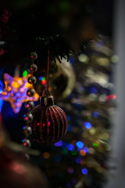 Kerstboom Versierd Met Speelgoed Traditionele Rode Gouden Kleur Lichtgevende Kerstslinger — Stockfoto