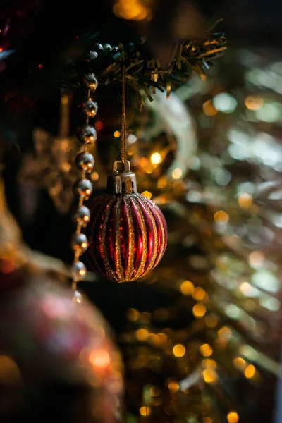 Kerstboom Versierd Met Speelgoed Traditionele Rode Gouden Kleur Lichtgevende Kerstslinger — Stockfoto