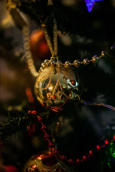圣诞树装饰着传统的红色和金色玩具 明亮的圣诞花环 — 图库照片