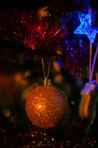 Kerstboom Versierd Met Speelgoed Traditionele Rode Gouden Kleur Lichtgevende Kerstslinger — Stockfoto