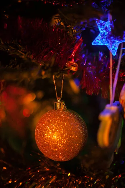 Kerstboom Versierd Met Speelgoed Traditionele Rode Gouden Kleur Lichtgevende Kerstslinger — Stockfoto