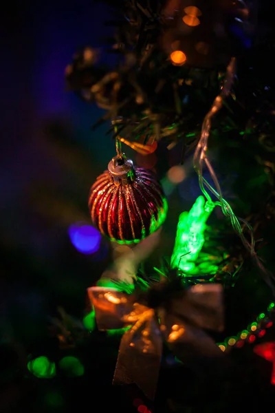 Árbol Navidad Decorado Con Juguetes Color Rojo Dorado Tradicional Guirnalda — Foto de Stock