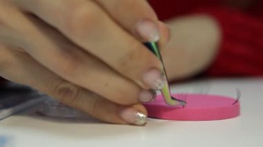 Cımbızla kirpik uzatma ustası kız boş bir şey yaratıyor.