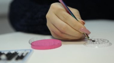 Cımbızla kirpik uzatma ustası kız boş bir şey yaratıyor.
