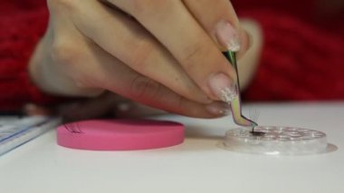 Cımbızla kirpik uzatma ustası kız boş bir şey yaratıyor.