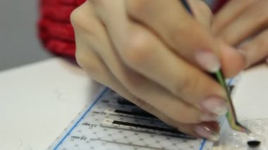 Cımbızla kirpik uzatma ustası kız boş bir şey yaratıyor.