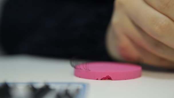 Cımbızla Kirpik Uzatma Ustası Kız Boş Bir Şey Yaratıyor — Stok video