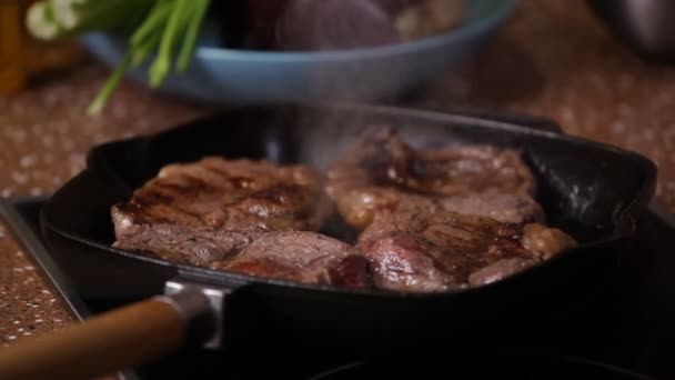 Bistecca Alla Griglia Padella Uno Sfondo Verdure — Video Stock