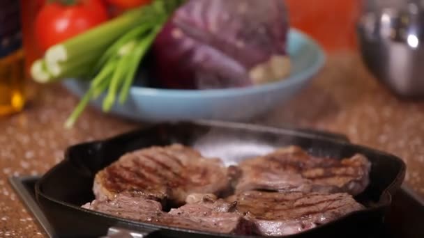 Sebze Arkaplanında Izgara Biftek — Stok video