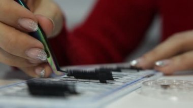 Cımbızla kirpik uzatma ustası kız boş bir şey yaratıyor.