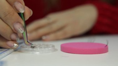 Cımbızla kirpik uzatma ustası kız boş bir şey yaratıyor.