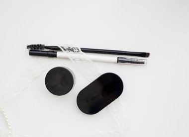 beyaz arkaplanda kaşların tasarımı ve renklendirilmesinde usta için aksesuarlar