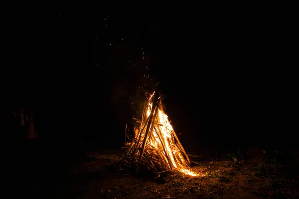 旅游营的木柴上燃起了篝火 — 图库照片