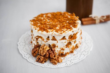 Arka planda ballı ve cevizli ev yapımı pasta