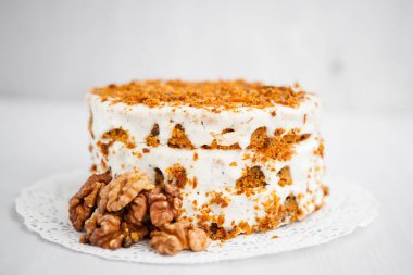 Arka planda ballı ve cevizli ev yapımı pasta