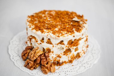 Arka planda ballı ve cevizli ev yapımı pasta