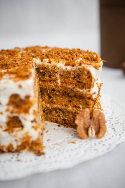 Arka planda ballı ve cevizli ev yapımı pasta