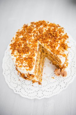 Arka planda ballı ve cevizli ev yapımı pasta