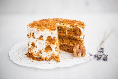 Arka planda ballı ve cevizli ev yapımı pasta