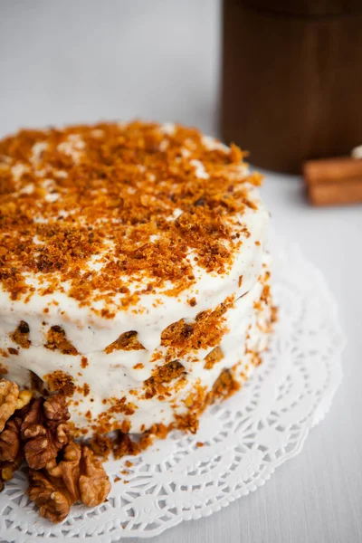 Gâteau Fait Maison Avec Miel Noix Sur Fond Clair — Photo