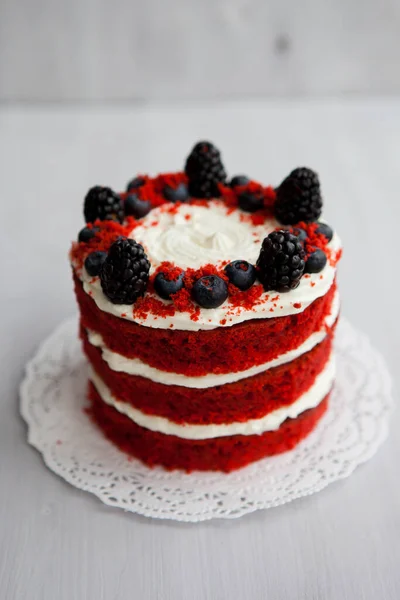 Pastel Terciopelo Rojo Casero Decorado Con Bayas Sobre Fondo Madera — Foto de Stock