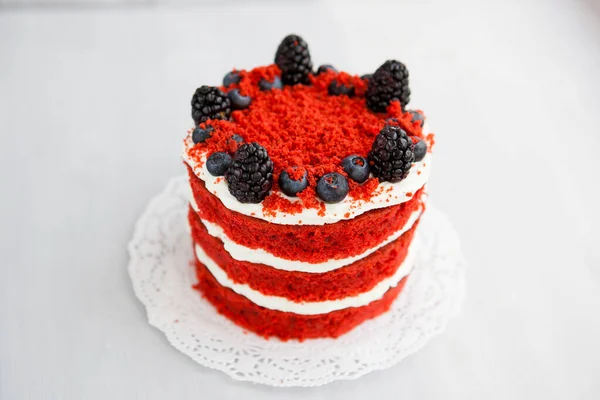 Hausgemachter Roter Samtkuchen Mit Beeren Auf Hellem Holzgrund — Stockfoto