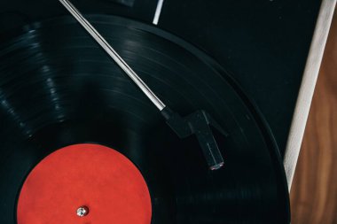 Retro vinil plak çalar, kırmızı merkezli siyah kayıt.