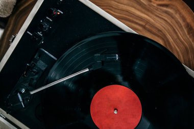Retro vinil plak çalar, kırmızı merkezli siyah kayıt.