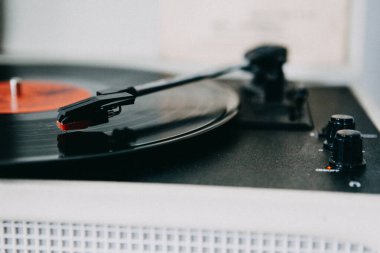 Retro vinil plak çalar, kırmızı merkezli siyah kayıt.