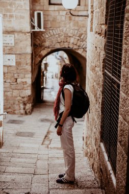 Kendimle baş başa. Eski kasabada dar bir sokakta sırt çantalı bir kız.