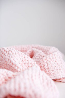 yumuşak voluminous lüks pembe havlu beyaz arka planda