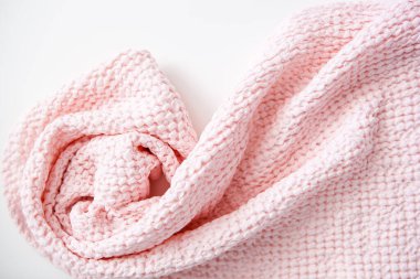 yumuşak voluminous lüks pembe havlu beyaz arka planda