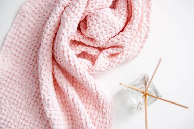 Beyaz zemin üzerinde çubuklar olan aroma yayıcı pembe yumuşak havlu, spa ve aromaterapi