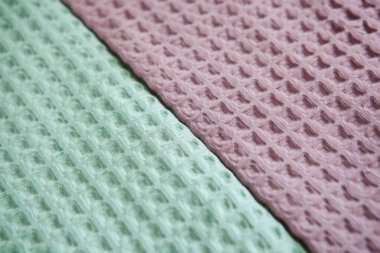  Yeşil ve pembe renkli havlular. Evde ve kuaförde kaplıca bakımı