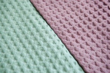  Yeşil ve pembe renkli havlular. Evde ve kuaförde kaplıca bakımı