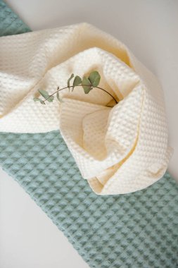 Beyaz ve yeşil havlular, bir okaliptüs dalı. Cilt bakımı, spa