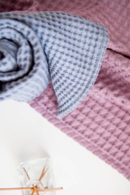 Pastel ve parlak renklerde fotoğrafçılık. Aromaterapi, spa, lavanta rengi havlular. Yemek çubuklarıyla aroma yayıcı