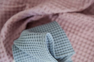 Pastel ve parlak renklerde fotoğrafçılık. Evde spa, lavanta rengi havlular.. 