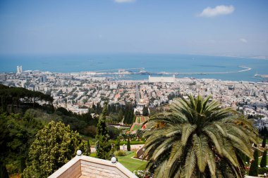 Hayfa, İsrail, 05.06.2017 Şehir ve deniz manzarası güneşli bir günde