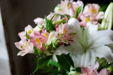 Narin bir buket pembe alstromerya ve beyaz büyük zambak.