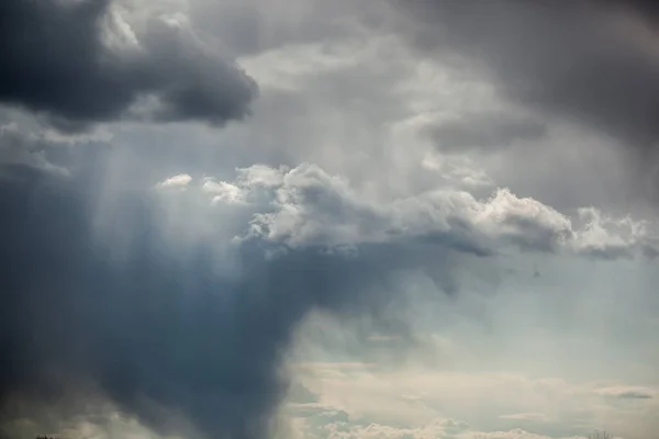 太陽に照らされた嵐の雲や天候の変化 — ストック写真