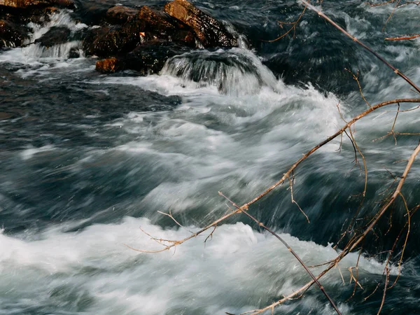 Przepływ Burzliwej Rzeki Nad Skałami Przejrzysta Niebieska Woda — Zdjęcie stockowe